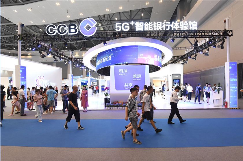 体验5G⁺智能银行，展示金融科技的成果