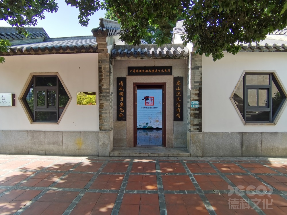 红色展馆设计中如何通过展示文物和照片等展品来还原历史场景？